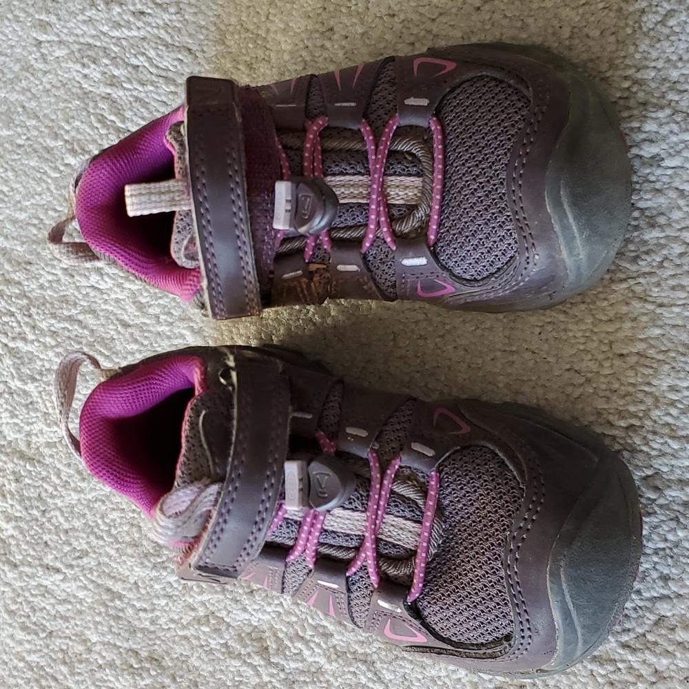 Low cut hiking boots
